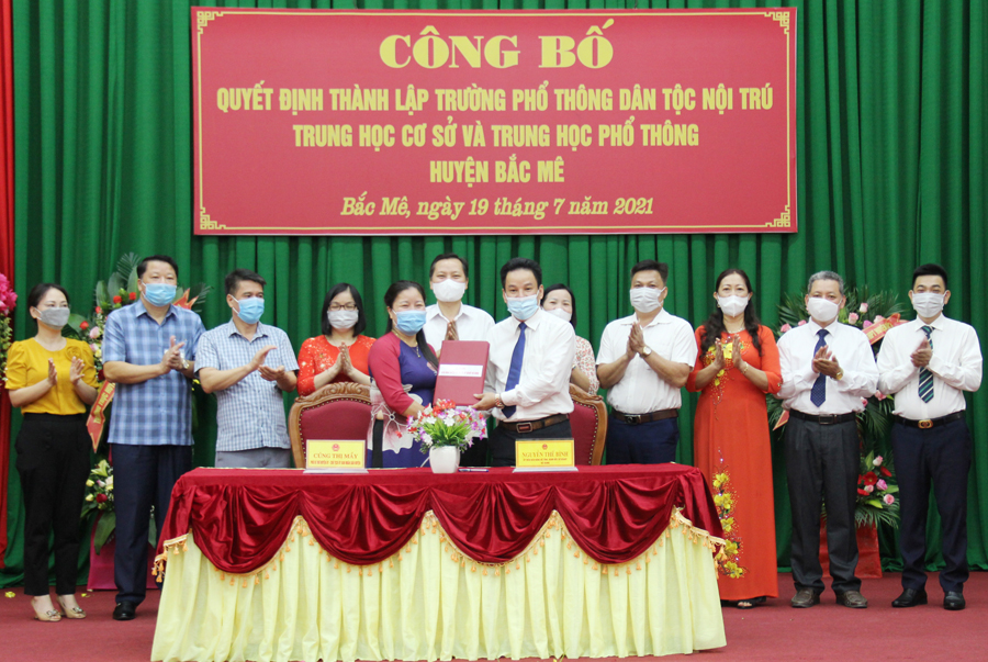Lãnh đạo Sở GD&ĐT và UBND huyện Bắc Mê ký kết bàn giao công tác quản lý.