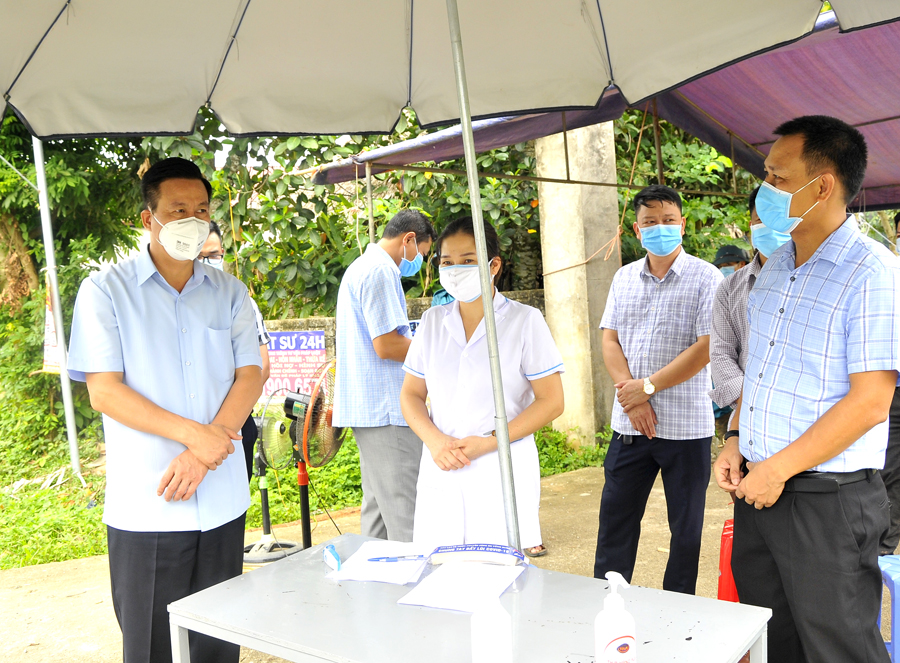 Chủ tịch UBND tỉnh Nguyễn Văn Sơn kiểm tra việc triển khai các biện pháp giãn cách xã hội tại thôn Nặm Mái, xã Kim Ngọc.
