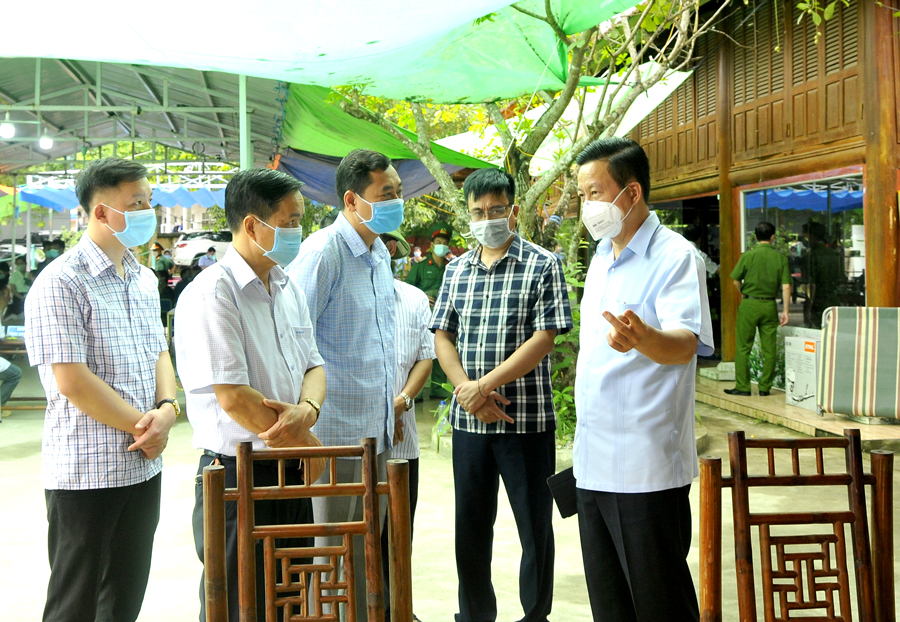 Chủ tịch  UBND tỉnh Nguyễn Văn Sơn kiểm tra tại chốt kiểm dịch y tế liên ngành cầu Trì.