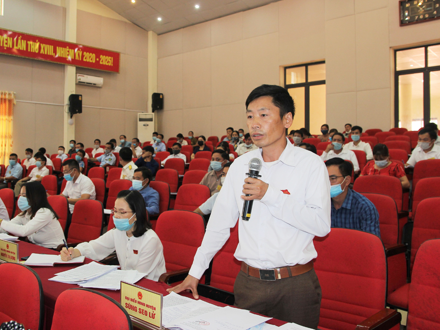 Đại biểu thảo luận tại kỳ họp