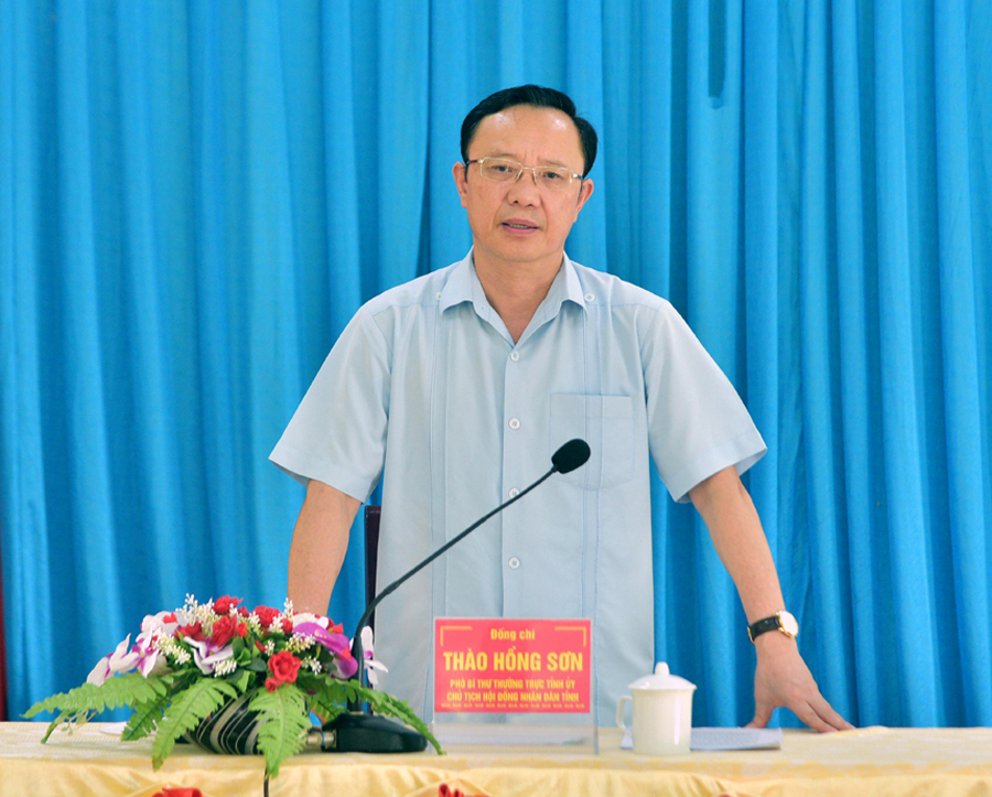 Phó Bí thư Thường trực Tỉnh ủy, Chủ tịch HĐND tỉnh Thào Hồng Sơn phát biểu tại buổi làm việc với Đảng ủy xã Đông Minh (Yên Minh).