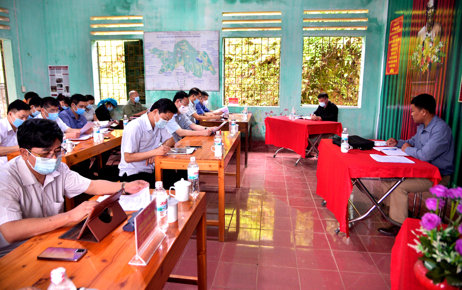 Toàn cảnh buổi làm việc với chi bộ thôn Tu Đoóc, xã Đông Minh (Yên Minh).