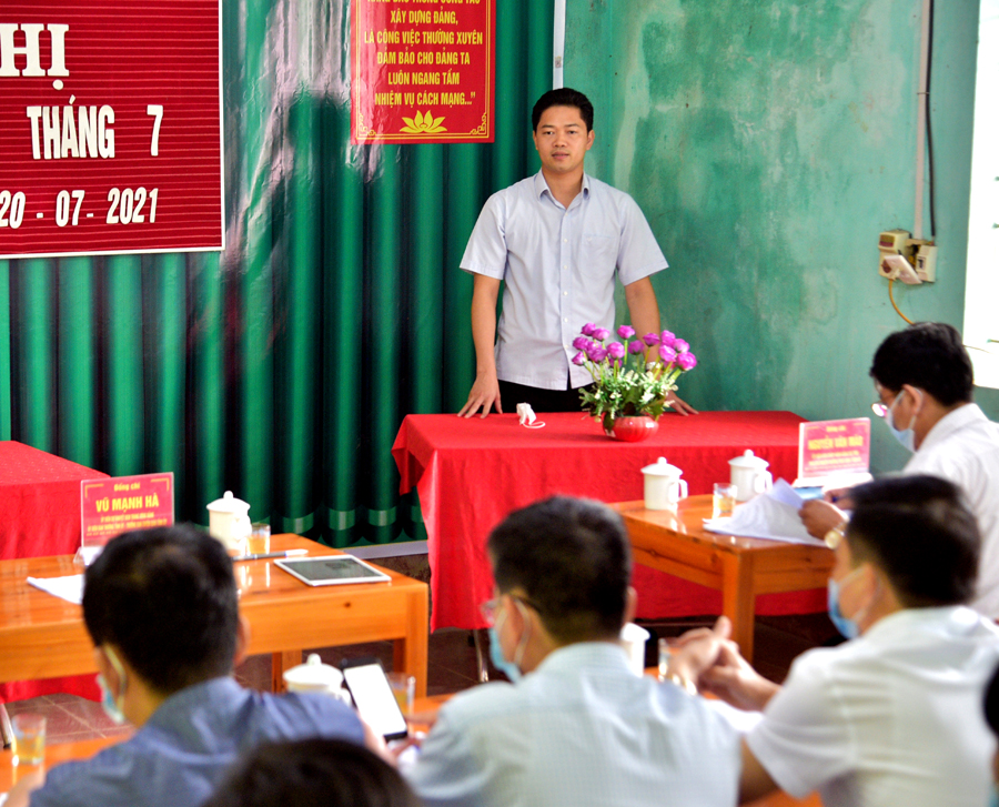 Đồng chí Vũ Mạnh Hà, Ủy viên dự khuyết T.Ư Đảng, Ủy viên BTV Tỉnh ủy, Trưởng ban Tuyên giáo Tỉnh ủy thảo luận tại buổi làm việc với chi bộ thôn Tu Đoóc, xã Đông Minh (Yên Minh).