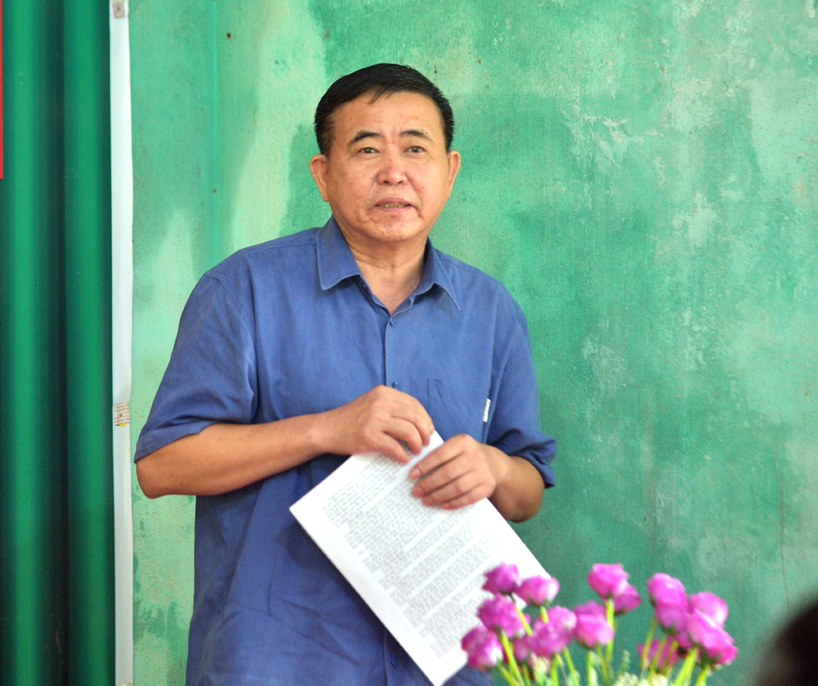 Đồng chí Nguyễn Văn Tuệ, Tỉnh ủy viên, Phó Trưởng ban Thường trực Ban Tổ chức Tỉnh ủy thảo luận tại buổi làm việc với chi bộ thôn Tu Đoóc, xã Đông Minh (Yên Minh).