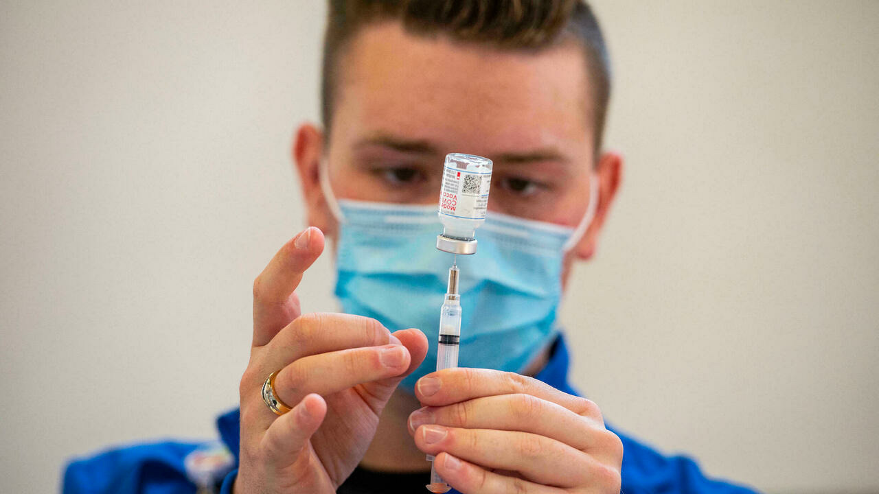 Một nhân viên y tế chuẩn bị mũi tiêm vaccine Moderna ở Mỹ vào tháng này. 