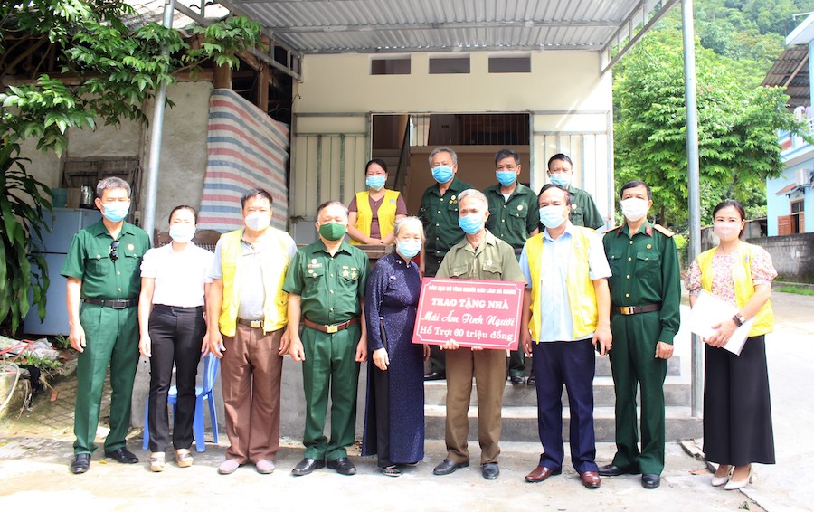 Đại diện CLB Tình người Sơn Lâm Hà Giang trao tiền hỗ trợ CCB Phan Ngọc Sơn, tổ 6, Phường Quang Trung làm nhà ở