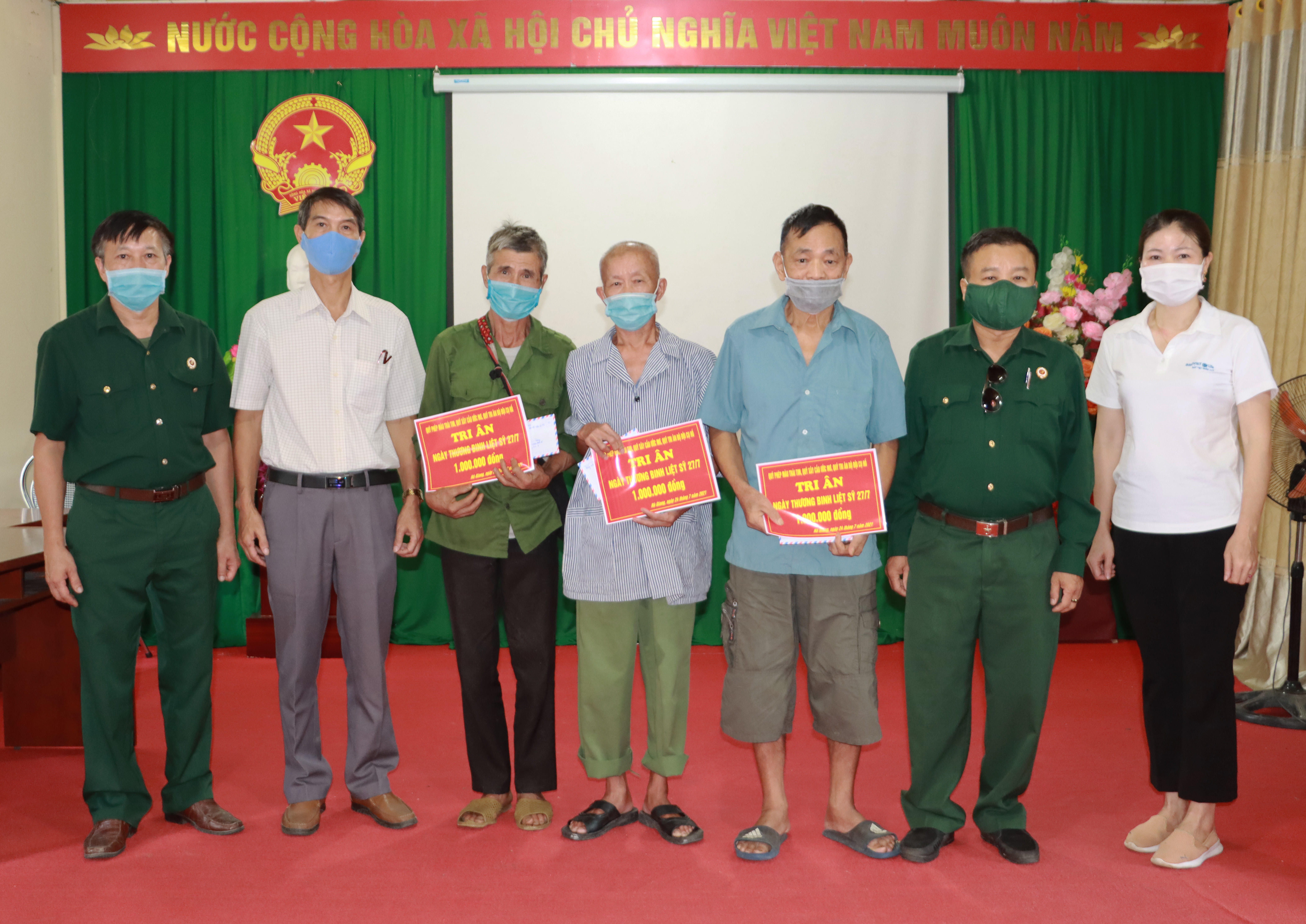 Hội Cựu chiến binh tỉnh tặng quà các cựu chiến binh nghèo xã Phương Tiến (Vị Xuyên).