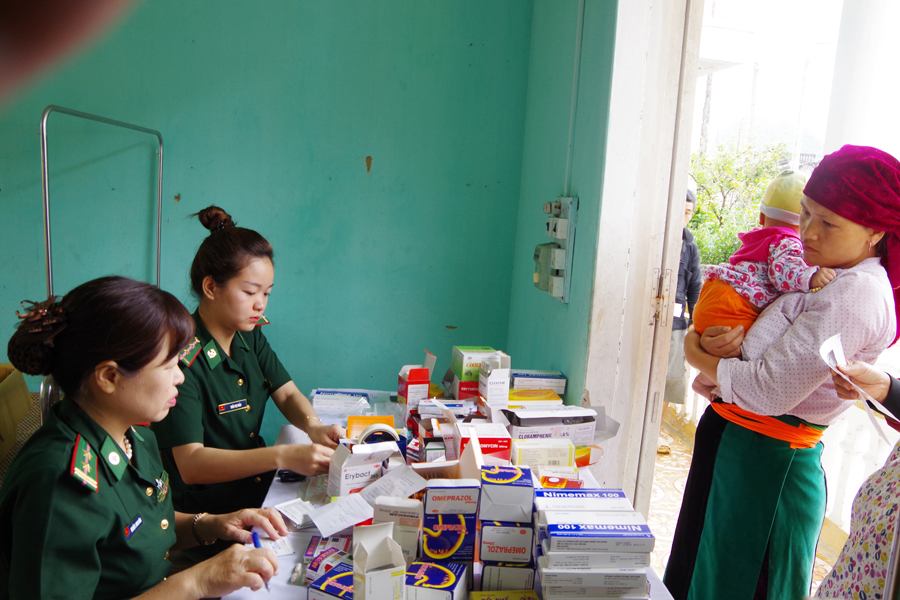 Nữ quân y Bộ đội Biên phòng tỉnh phát thuốc cho nhân dân xã Nghĩa Thuận (Quản Bạ).                               Ảnh: TƯ LIỆU