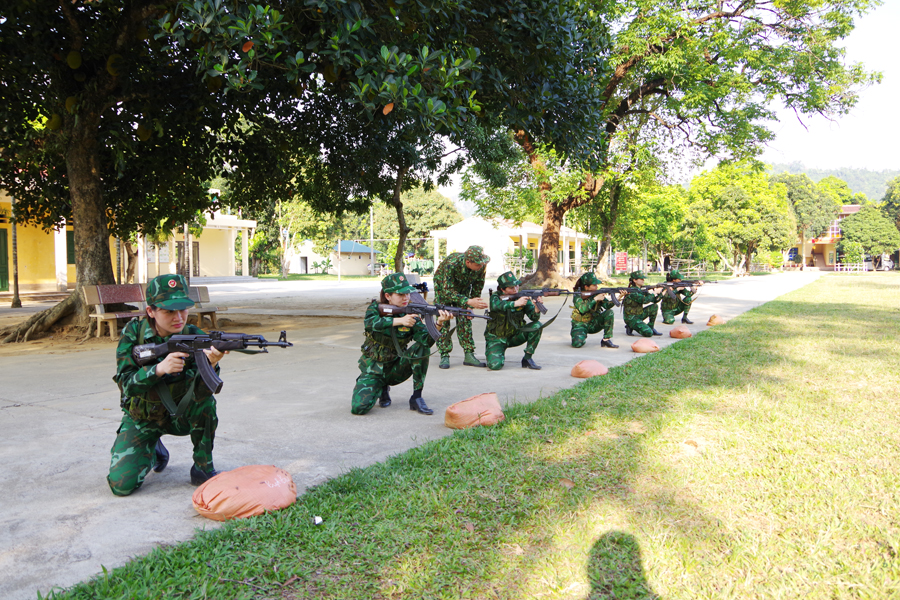 Huấn luyện bắn súng.                                                                                   Ảnh: TƯ LIỆU
