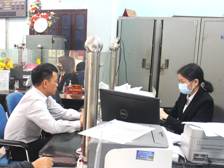 Khách hàng giao dịch tại Agribank Hoàng Su Phì. 
