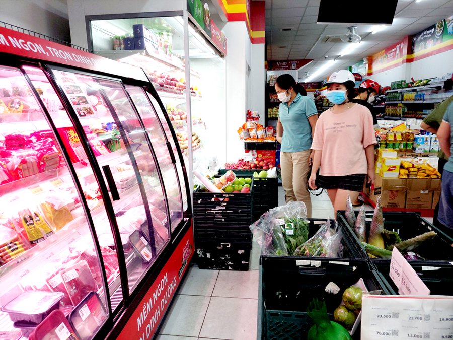 Khách hàng mua sắm tại siêu thị Vinmart đường Trần Phú (thành phố Hà Giang).