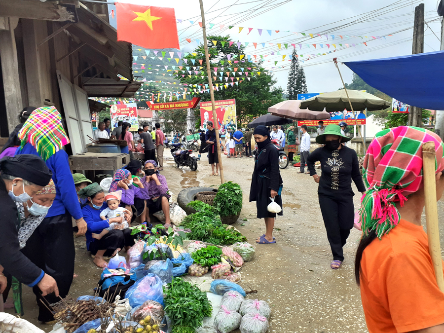 Nhộn nhịp chợ Nà Khương. 							Ảnh: T.L