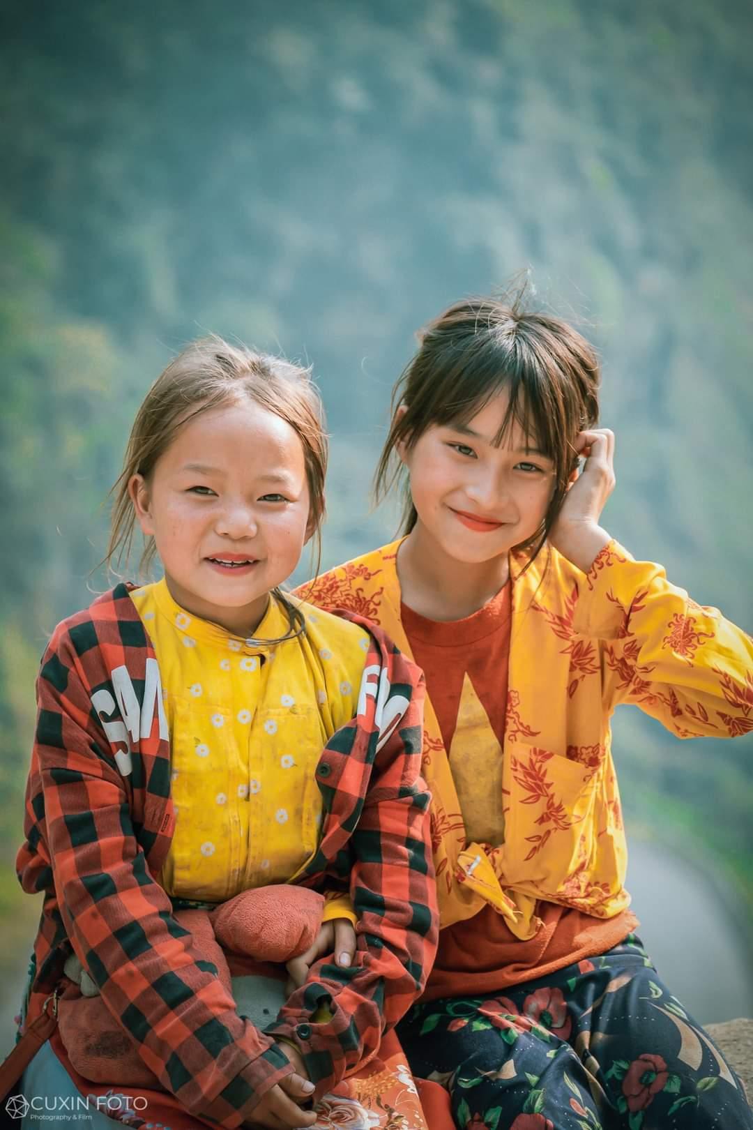 Cứ thấy ai giơ máy ảnh lên là các bé cười rất tươi