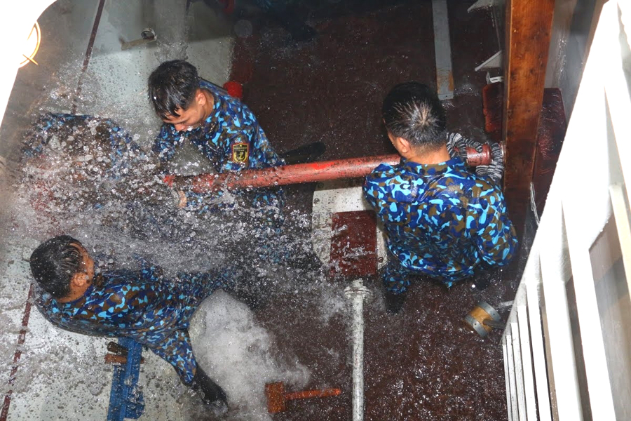 Luyện tập chống chìm tại Trung tâm thực hành đấu tranh bảo vệ sức sống trên tàu.                           Ảnh: TƯ LIỆU