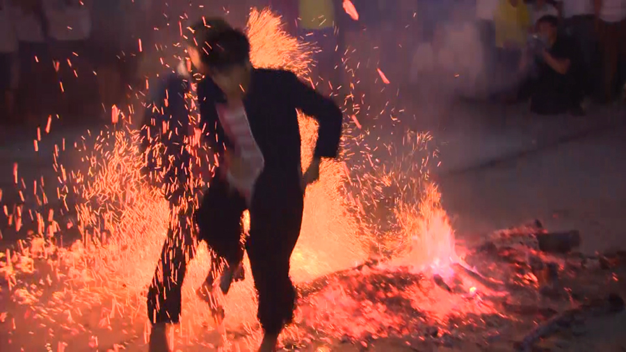 Người Dao đỏ xã Thông Nguyên tham gia Lễ hội nhảy lửa. 