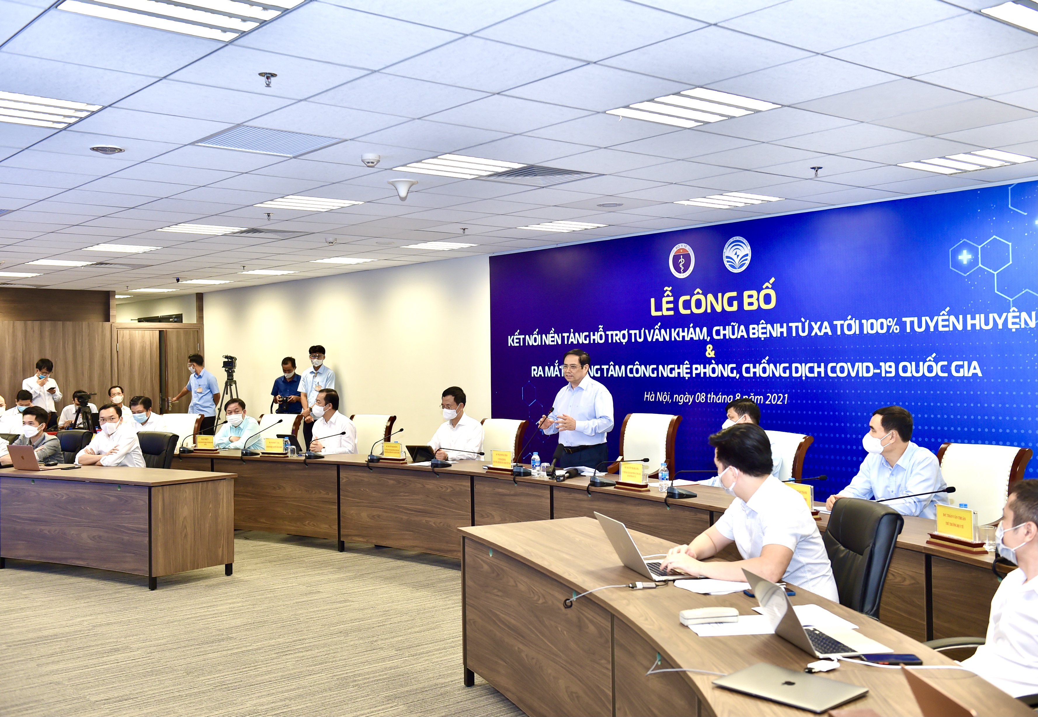 Thủ tướng yêu cầu hướng dẫn cụ thể, tổ chức tập huấn để các y bác sĩ tại các tuyến sử dụng thành thạo các công nghệ và ứng dụng, phát huy cao nhất hiệu quả của nền tảng hỗ trợ tư vấn 