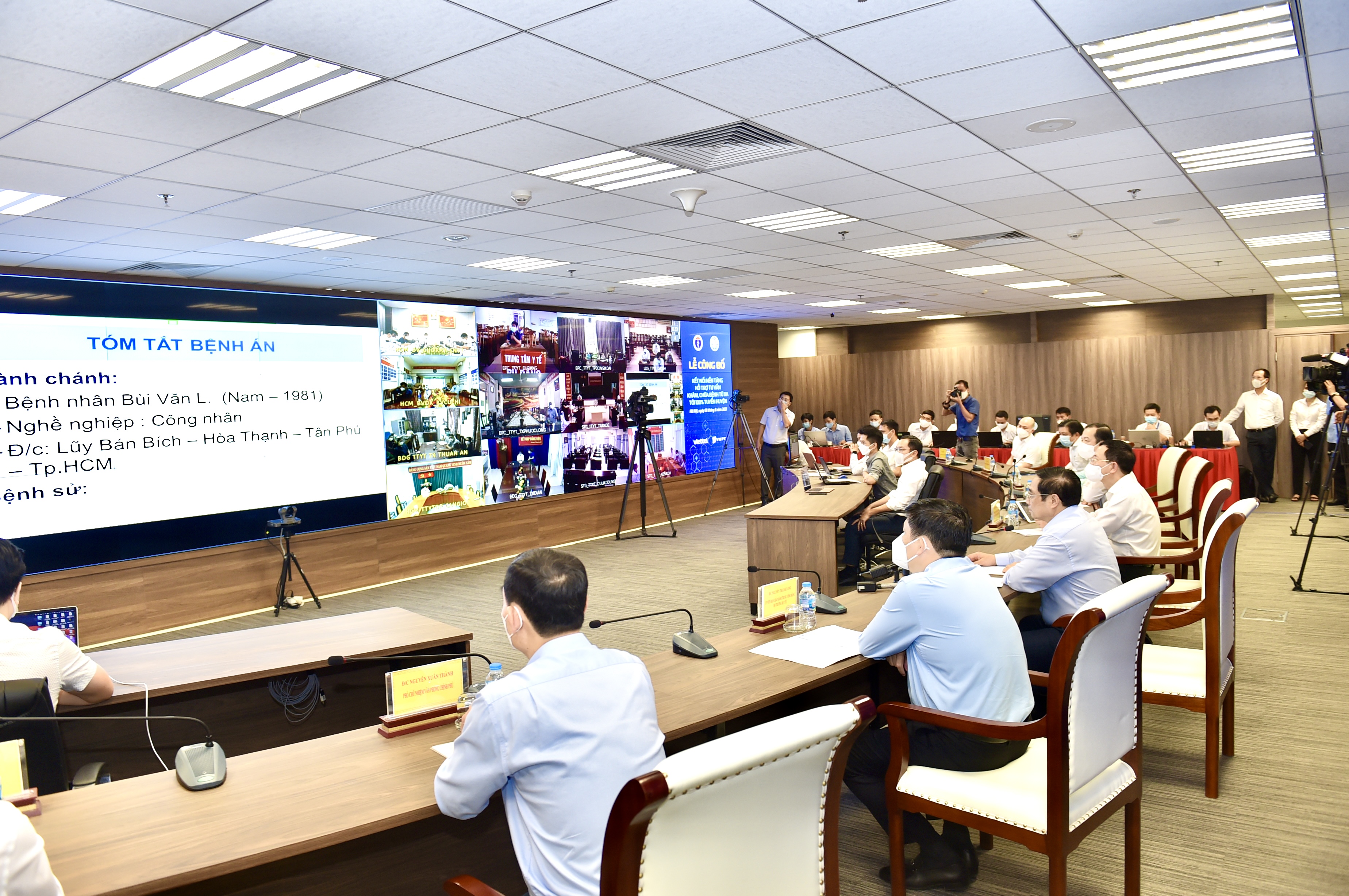 Thủ tướng chứng kiến các bác sĩ Bệnh viện Chợ Rẫy thực hiện kết nối hệ thống Telehealth với tuyến huyện để hội chẩn, tư vấn điều trị cho các trường hợp mắc COVID-19 đang chuyển biến nặng.