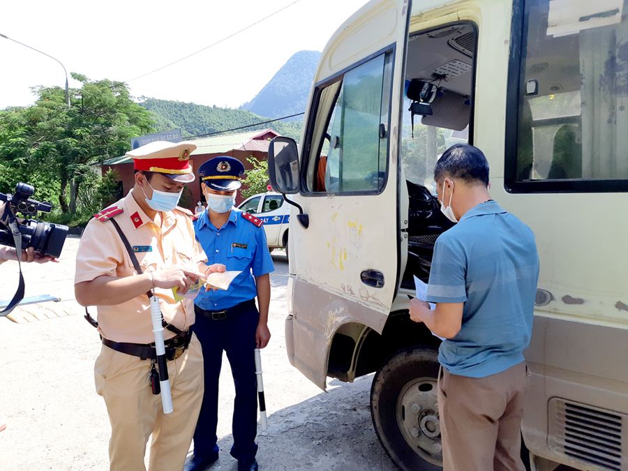  Lực lượng CSGT phối hợp với Thanh tra giao thông kiểm tra phương tiện vận tải hành khách. 