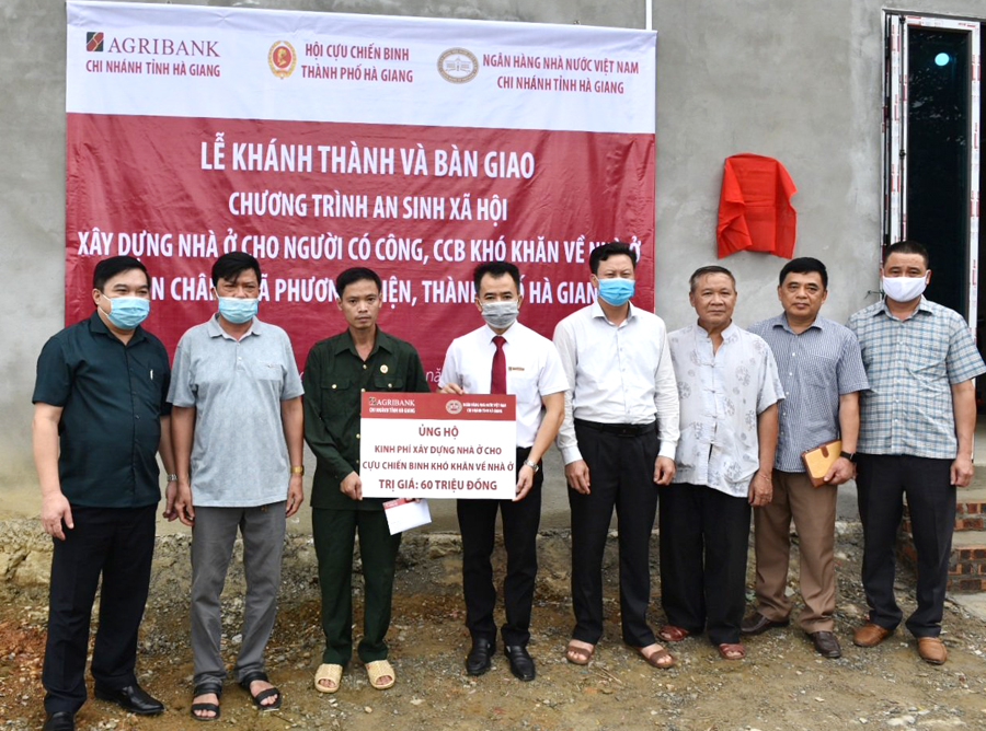 Đồng chí Nguyễn Trung Tuyến, Phó Giám đốc Phụ trách Agribank tỉnh Hà Giang trao kinh phí hỗ trợ xây dựng nhà ở cho CCB Nguyễn Văn Trăng trị giá 60 triệu đồng.