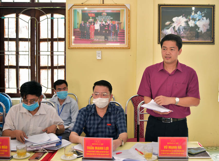 Trưởng ban Tuyên giáo Tỉnh ủy Vũ Mạnh Hà thảo luận tại buổi làm việc.