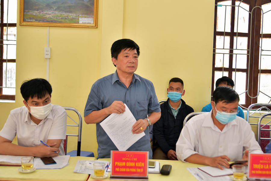 Phó Văn phòng Tỉnh ủy Phạm Đình Kiên thảo luận tại buổi làm việc.