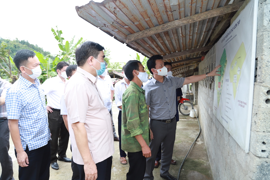 Bí thư Tỉnh ủy Đặng Quốc Khánh thăm gia đình anh Ma Mí Sính, thôn Lò Suối Tủng, hộ làm điểm mô hình cải tạo vườn tạo vườn tạp