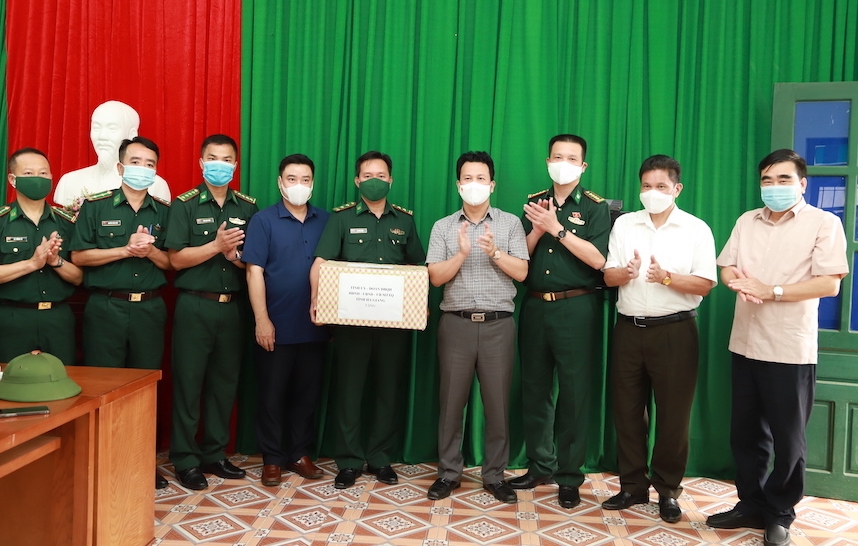Bí thư Tỉnh ủy Đặng Quốc Khánh tặng quà Trạm kiểm soát Biên phòng Cao Mã Pờ
