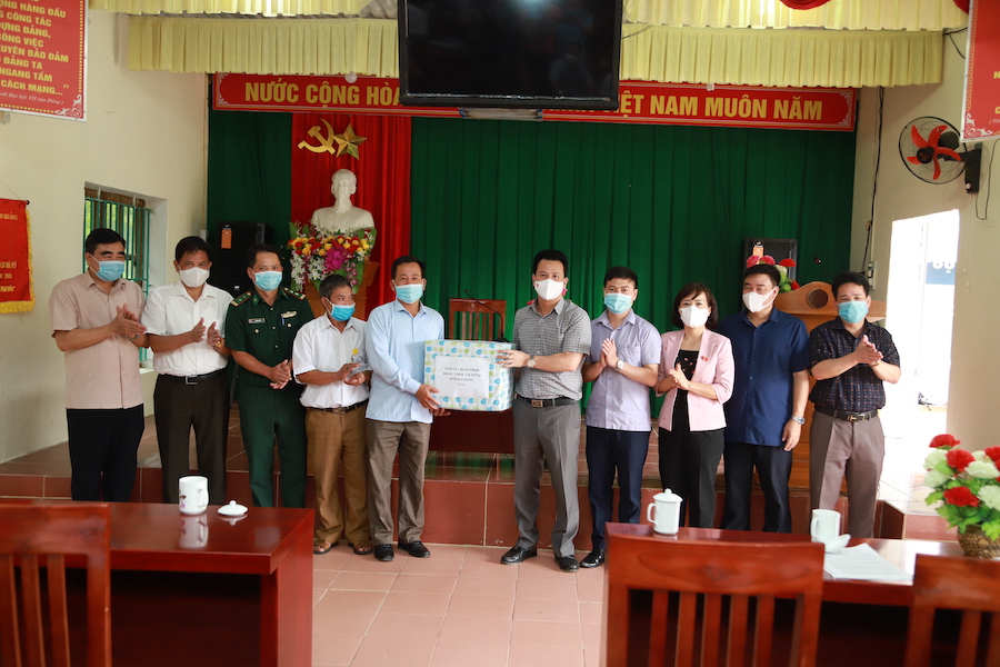 Bí thư Tỉnh ủy Đặng Quốc Khánh tặng quà, động viên cán bộ, công chức xã Cao Mã Pờ