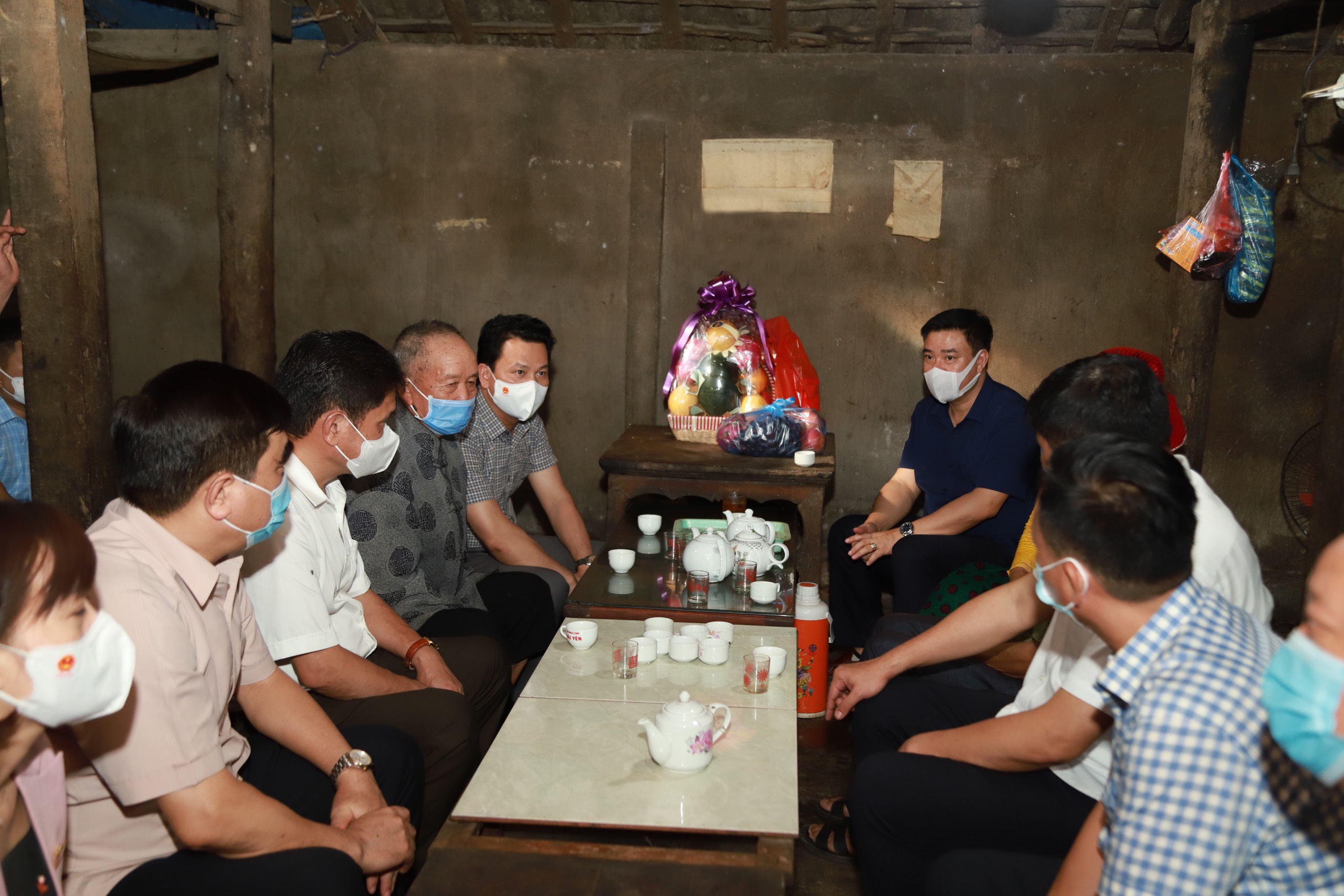 Đoàn đến thăm, chia buồn, tặng quà động viên gia đình y sĩ Hạng Mí Mua