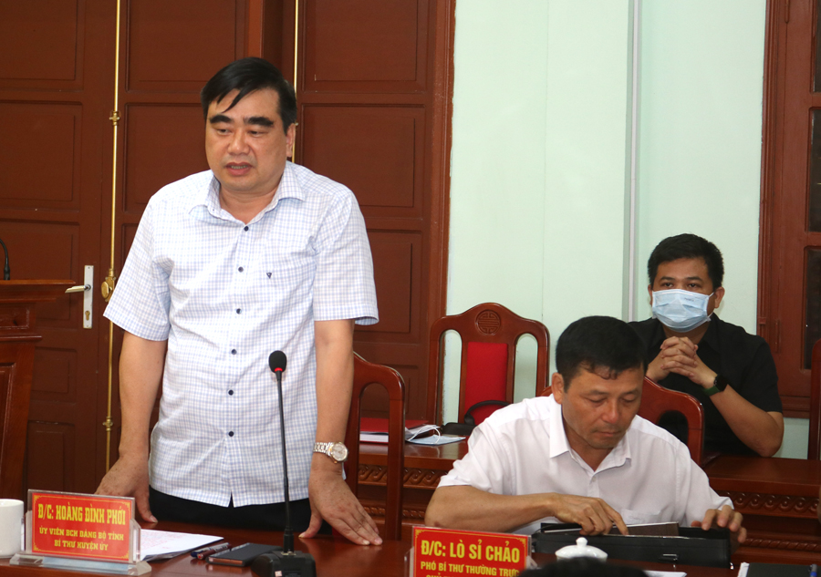 Bí thư Huyện ủy Quản Bạ Hoàng Đình Phới phát biểu tại buổi làm việc