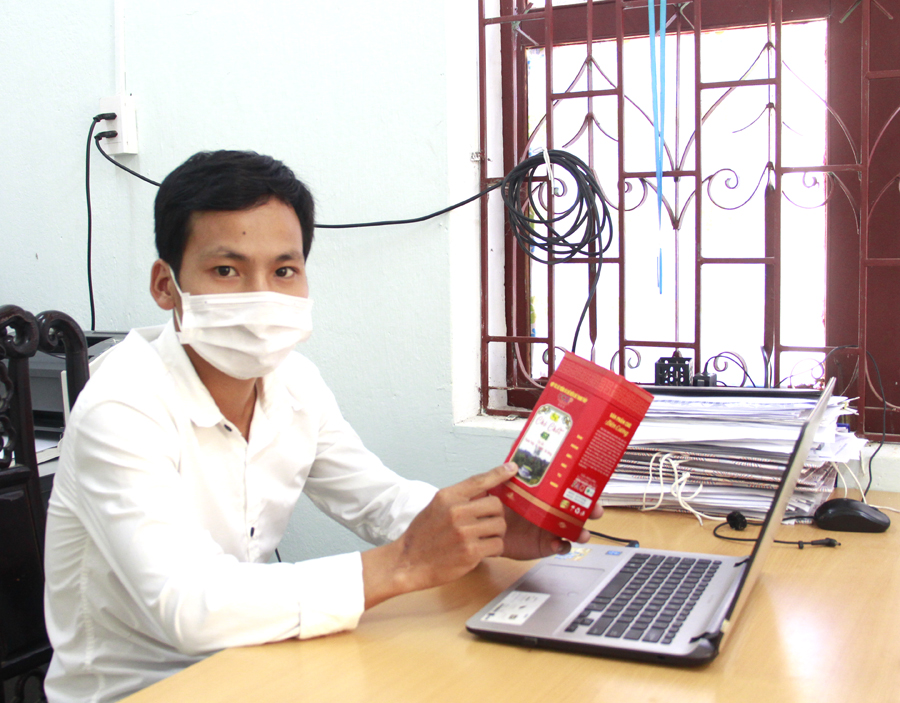 Lý Đức Dân giới thiệu sản phẩm Chè chốt 468 của HTX Trồng và chế biến chè Thanh Thủy