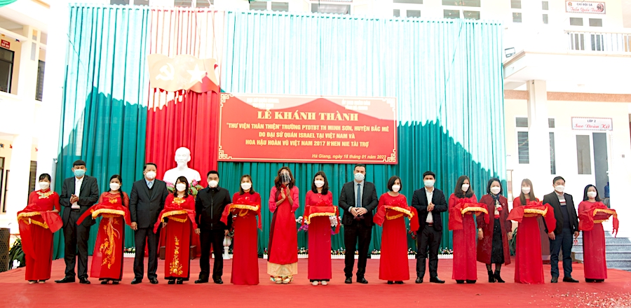 Các đại biểu và nhà tài trợ cắt băng khánh thành 