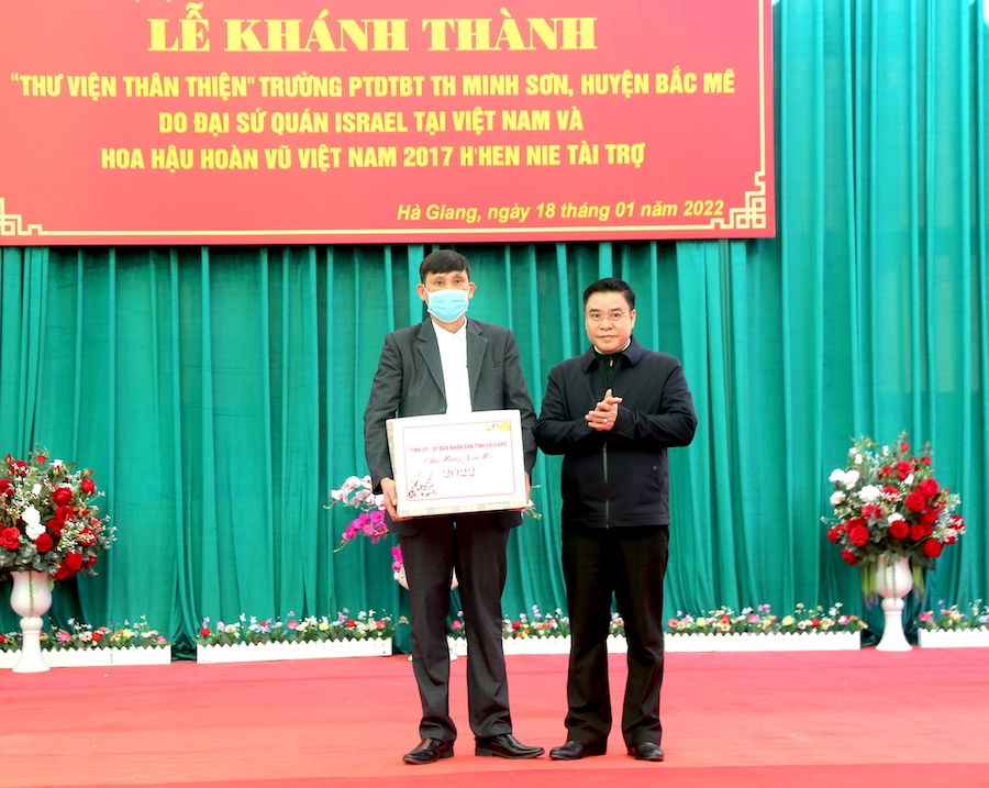 Phó Chủ tịch Thường trực UBND tỉnh Hoàng Gia Long tặng quà cho nhà trường.