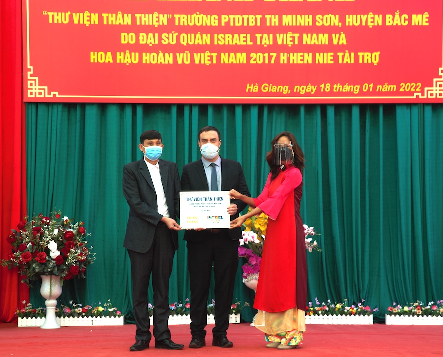 Các đơn vị tài trợ trao biển tượng trưng 