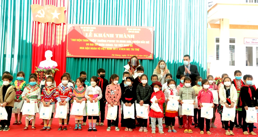 Các đơn vị tài trợ tặng quà cho học sinh.