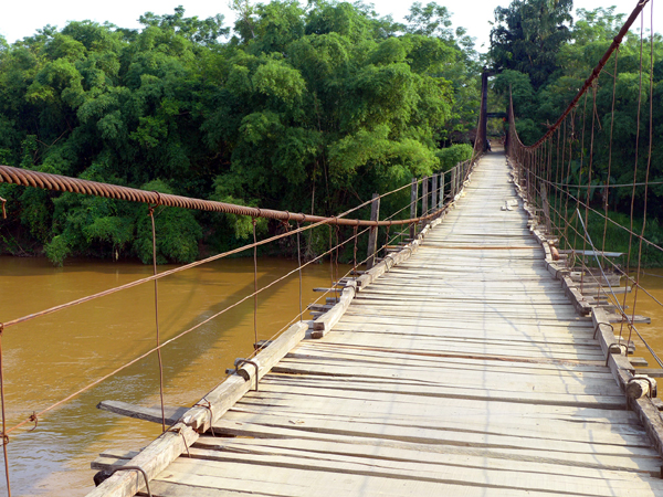 Cầu treo Vô Điếm - Quang Minh sau trận gió lốc năm 2014, dây cáp treo (bên trái ảnh) đã bị cây cổ thụ đè vào đến nay vẫn chưa được sửa chữa, gây mất an toàn, nguy hiểm đến tính mạng người tham gia giao thông.