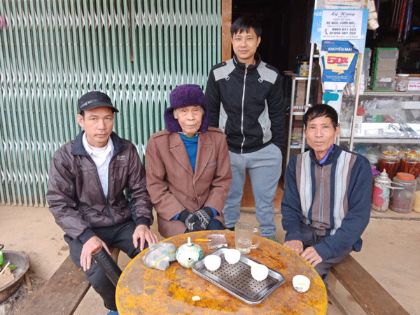 Bác Lý Văn Tương (ngồi giữa) cùng các con, cháu.