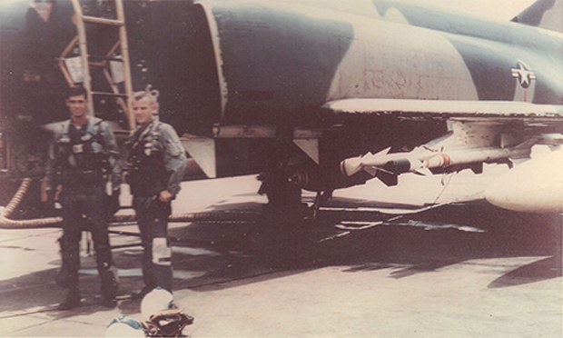 Hubert Buhanan (trái) và thiếu tá John Robertson (phải) đứng trước chiếc F-4C-20-MC số hiệu 63-7643 tại căn cứ không quân Ubon, Thái Lan ngày 15/9/1966. 
