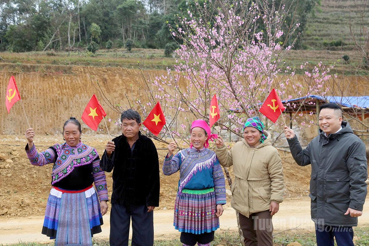 Đồng bào dân tộc thôn Suôi Thầu, xã Pà Vầy Sủ một lòng hướng về Đại hội  với niềm tin son sắt vào sự lãnh đạo của Đảng. ảnh: Văn Long