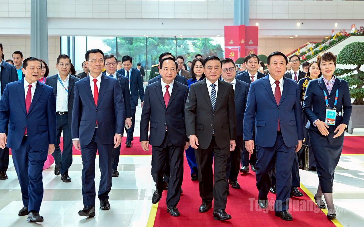 Thường trực Ban Bí thư Trần Cẩm Tú cùng các đồng chí lãnh đạo Đảng, Nhà nước tới dự Lễ khai trương Trung tâm Báo chí và họp báo về Đại hội.