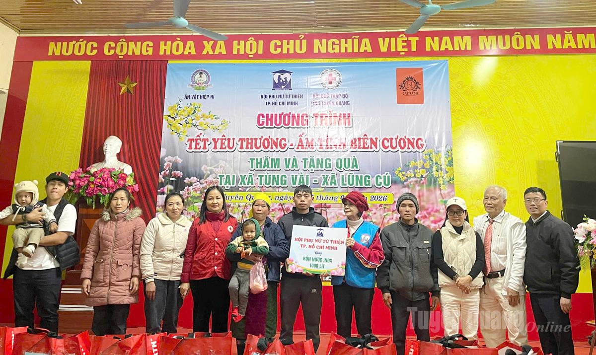 Đoàn trao tặng 20 téc nước cho các hộ có hoàn cảnh khó khăn tại xã.