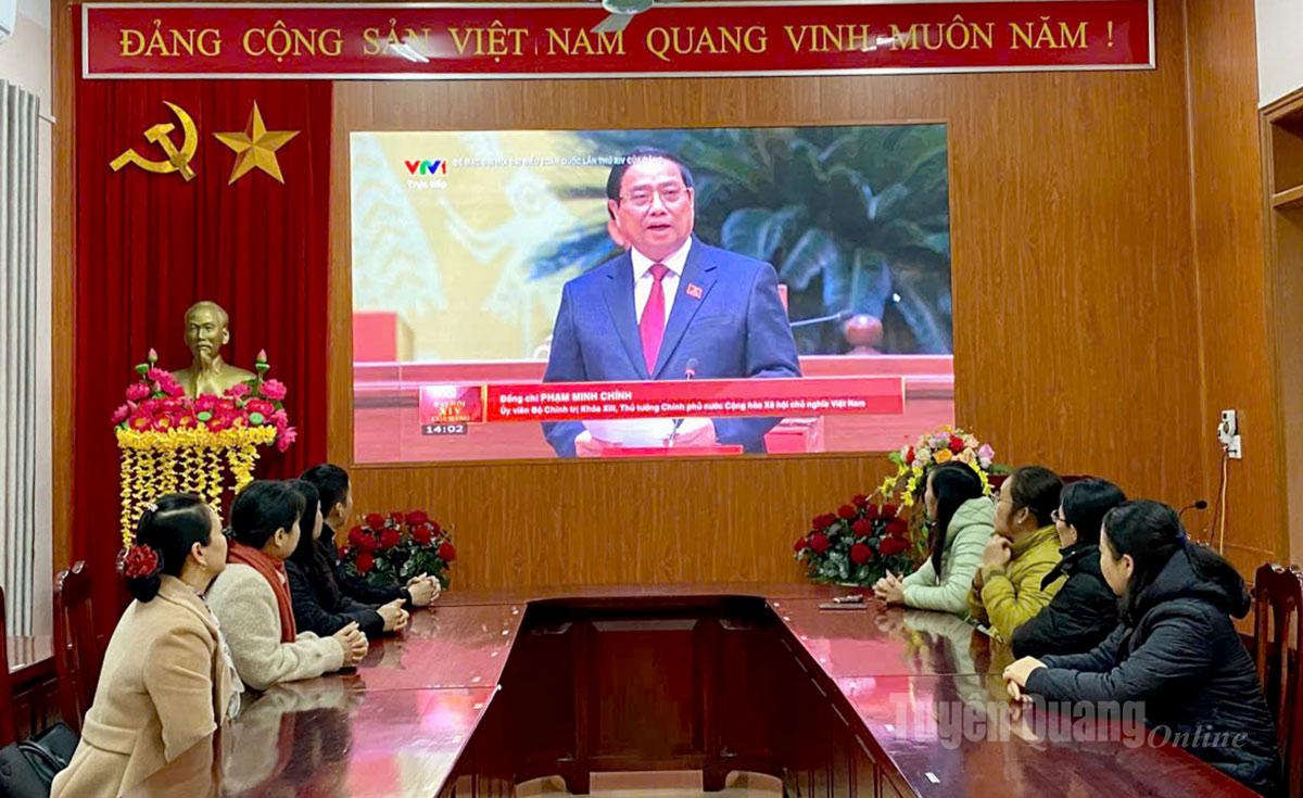 Cán bộ, giáo viên Trường Phổ thông Dân tộc nội trú THPT tỉnh theo dõi truyền hình trực tiếp Lễ bế mạc Đại hội đại biểu toàn quốc lần thứ XIV của Đảng. Ảnh: Huy Hoàng