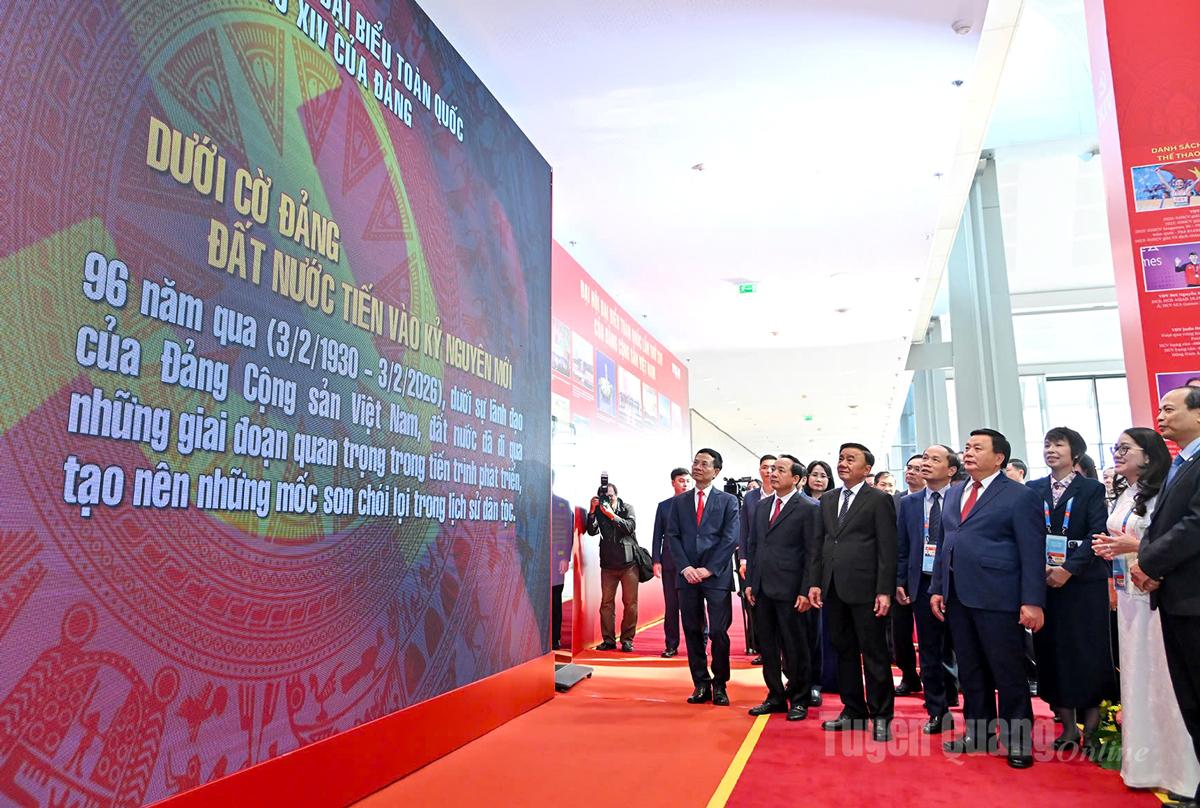 Các đại biểu tham quan Triển lãm “Từ Đại hội đến Đại hội”.