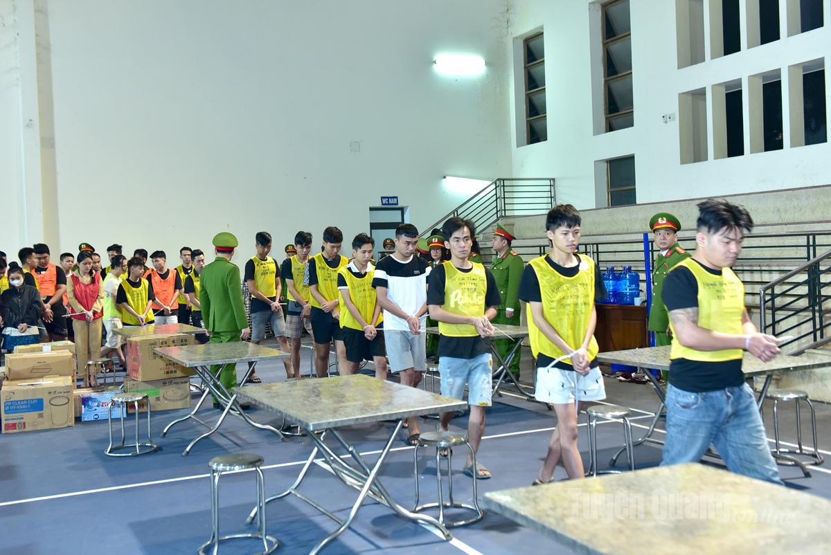 Các đối tượng trong đường dây lừa đảo chiếm đoạt tài sản tại Campuchia được di lý về Cơ quan Cảnh sát điều tra, Công an tỉnh để đấu tranh, làm rõ hành vi phạm tội.