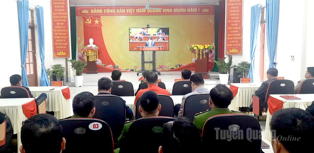 Trên 50 cán bộ, đảng viên và người dân xã Tiên Nguyên theo dõi phiên khai mạc Đại hội đại biểu toàn quốc lần thứ XIV của Đảng. Ảnh: Hồng Cừ