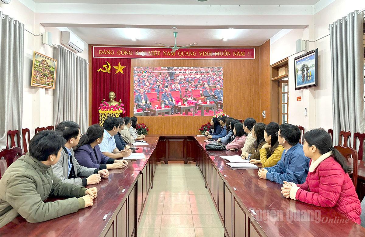 Giáo viên trường PTDT nội trú THPT tỉnh Tuyên Quang theo dõi khai mạc Đại hội đại biểu toàn quốc lần thứ XIV của Đảng. Ảnh: Như Quỳnh