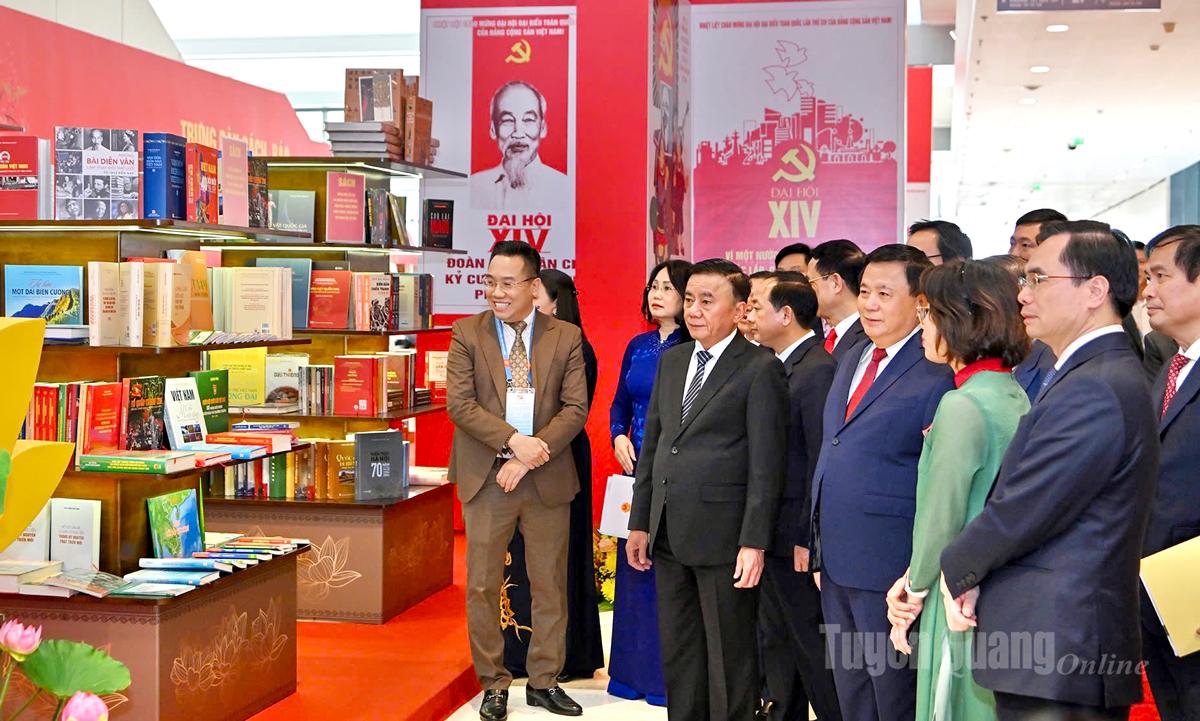 Các đồng chi lãnh đạo Đảng, Nhà nước tham quan Khu trưng bày sách, báo trong khuôn khổ Đại hội.