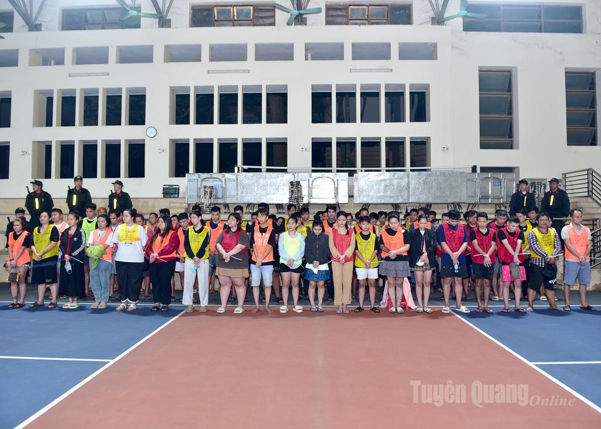 Các đối tượng trong đường dây lừa đảo chiếm đoạt tài sản tại Campuchia được di lý về Cơ quan Cảnh sát điều tra, Công an tỉnh để đấu tranh, làm rõ hành vi phạm tội.