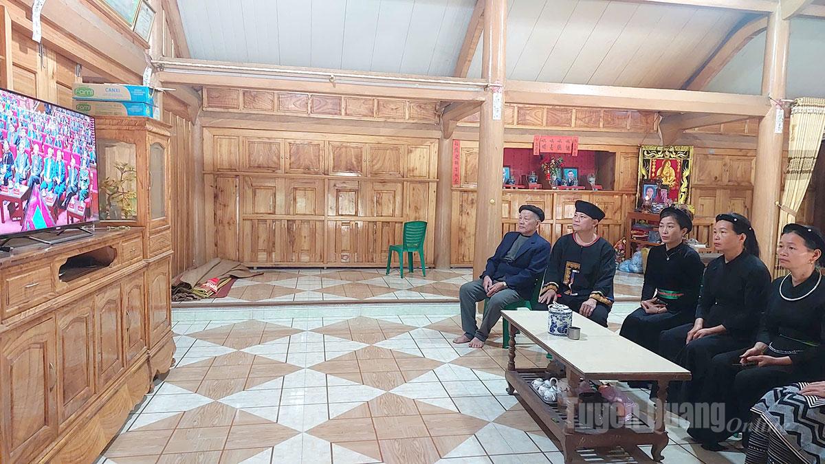 Bà con xã Kim Bình, tỉnh Tuyên Quang theo dõi