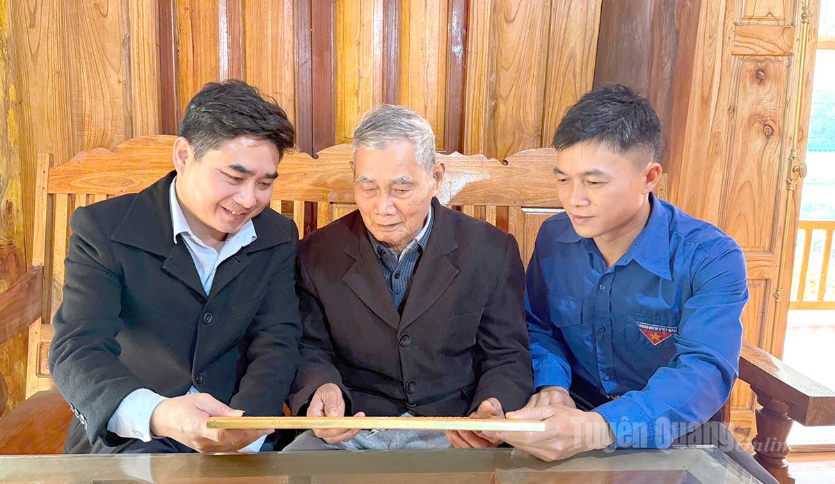 Ông Hoàng Văn Bảo, thôn Khuôn Nhự, xã Kim Bình kể lại những câu chuyện lịch sử về Đại hội đại biểu toàn quốc lần thứ II của Đảng diễn ra tại xã Kim Bình cho thế hệ trẻ. Ảnh: Trang Hoàng